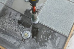 東急建設<br>タイル床改修時の廃棄物削減に向け「床タイル注入改修工法」確立。