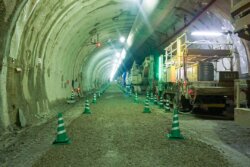 山岳トンネル工事の未来へ！遠隔操作移動式コンベヤが切り拓く無人化の可能性