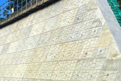 鹿島建設 CO2-SUICOM製の大型ブロック擁壁を高速道路工事に初適用。