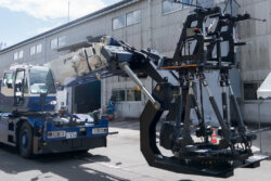 人機一体✕竹中土木 橋梁耐震補強用鋼製ブラケット取付ロボット「人機スチュワートプラットフォーム ver.2.0」2025 国際ロボット展に登場。