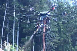 東興ジオテック✕エアロセンス 世界初 大型有線給電ドローンによる植生基材吹付工を現場導入。